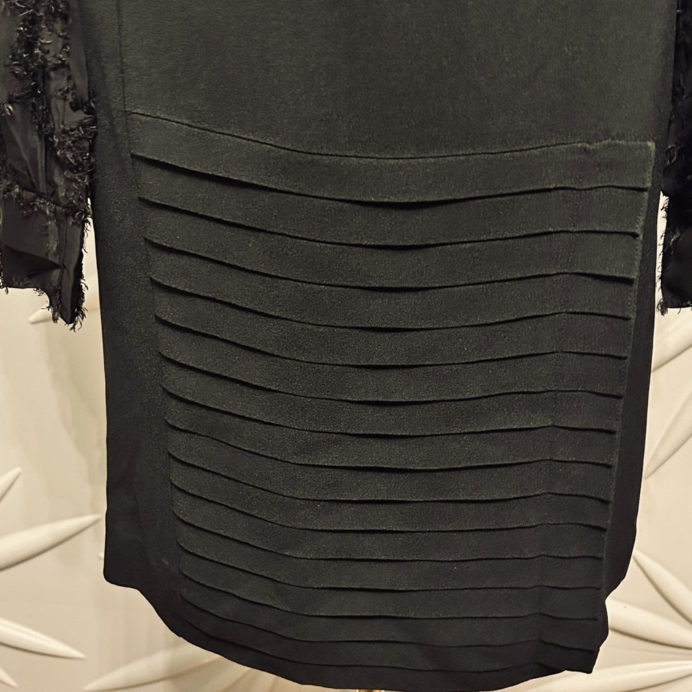 Per se SZ4 black skirt w/side zip is fully lined with a pleated detail in front